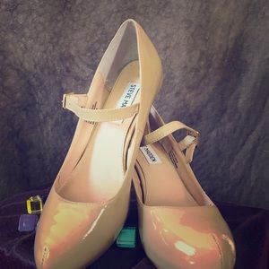 Steve Madden “Premieer” Champagne color pump sz 6